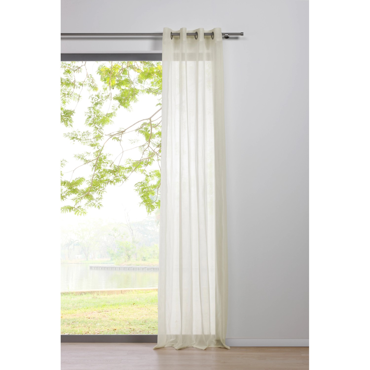 Mydeco Ösenschal Pure Ecru, 300x135 cm, halbtransparent, an Gardinenstange vor Fenster mit Ausblick.