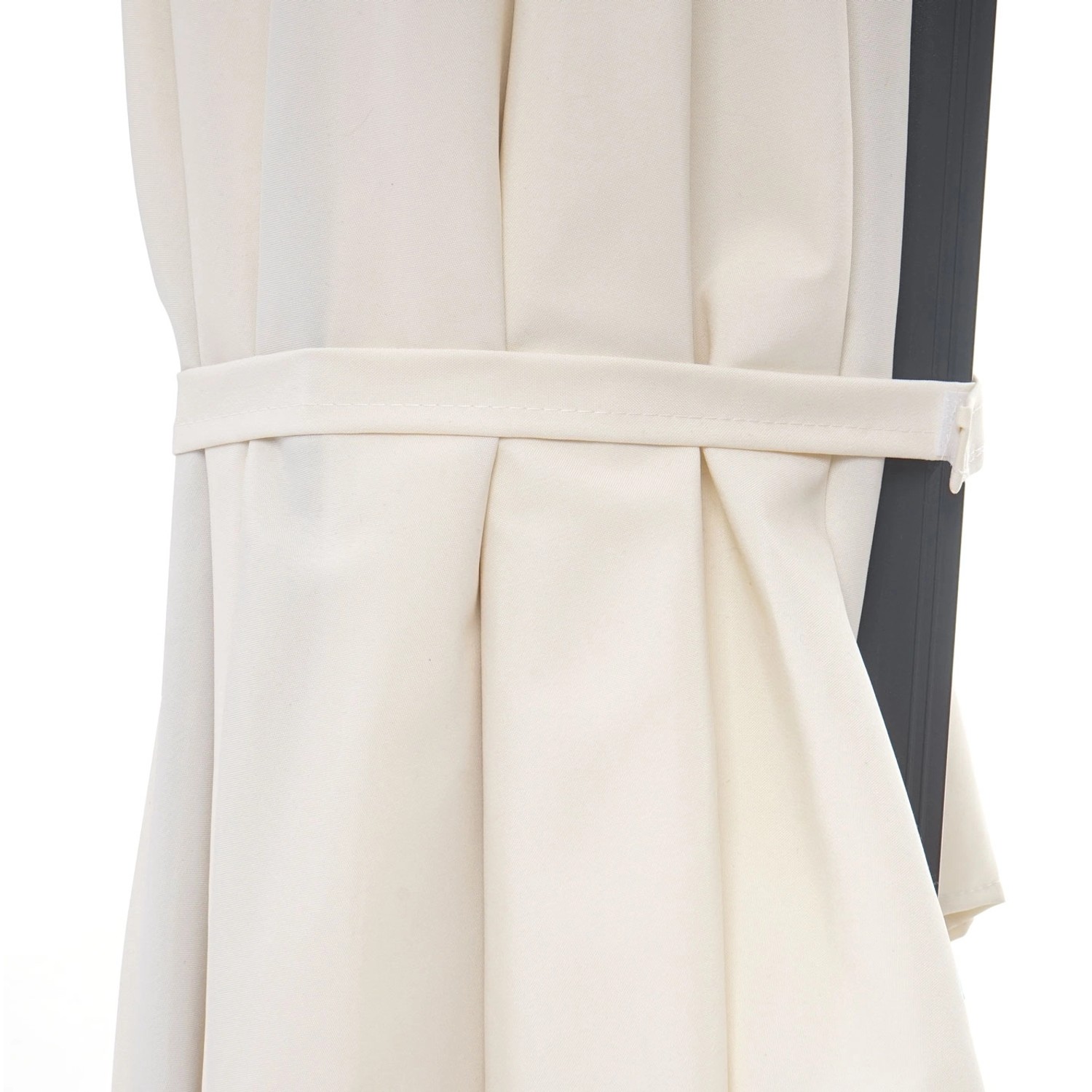 Detailaufnahme des creme-farbenen MCW Wandschirm Acerra 3m, Fokus auf Stoff und Aufhängung.