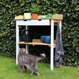 Axi Pflanztisch mit Schubladen in Braun/Weiß, mit Deko und Katze im Garten.