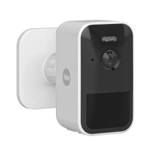 Yale Akku-Überwachungskamera für den Außenbereich, weiße Smart-Camera mit Full HD und Wandhalterung.