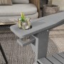 Detailansicht: Grauer Outsunny Gartenstuhl mit Getränkehalter und Drink.