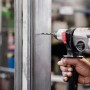 Bosch HSS-Spiralbohrer bohrt Loch in Metallprofil. PointTeQ Bohrer für schnelles Bohren.