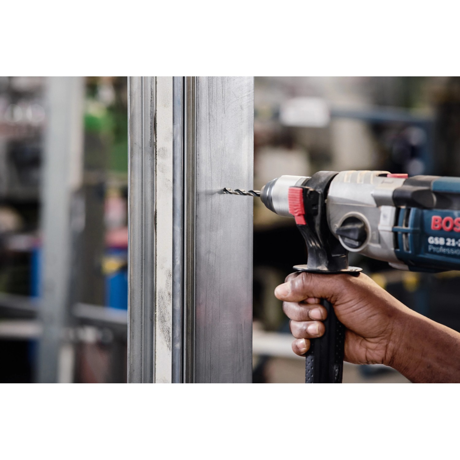 Bosch HSS-Spiralbohrer bohrt Loch in Metallprofil. PointTeQ Bohrer für schnelles Bohren.