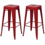 Zwei rote Metall Barhocker im 2er-Set. Stapelbar, mit quadratischen Sitzen und Fußstützen im Industriedesign.