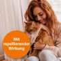Frau umarmt Katze, geschützt durch Ardap Zeckenspray. Repellierende Wirkung.