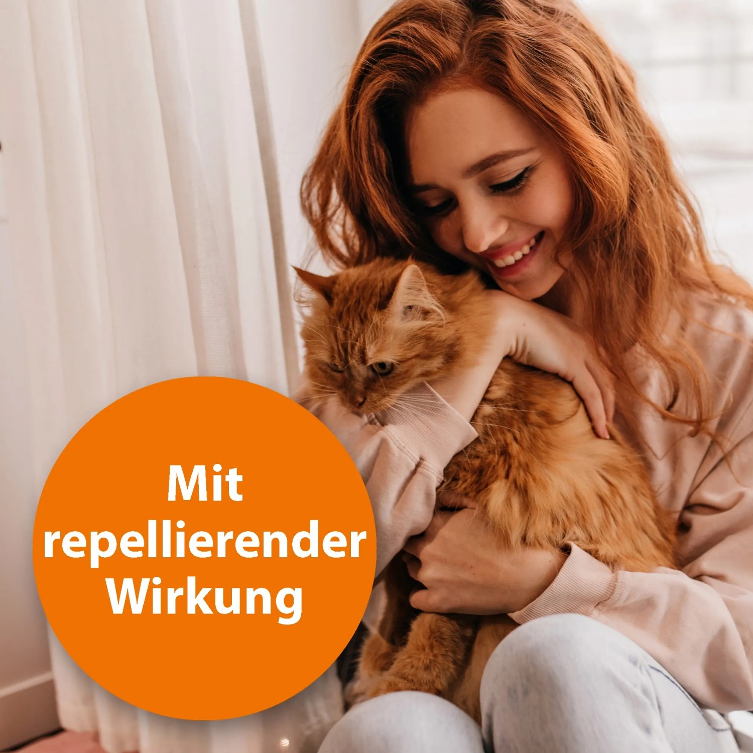 Frau umarmt Katze, geschützt durch Ardap Zeckenspray. Repellierende Wirkung.
