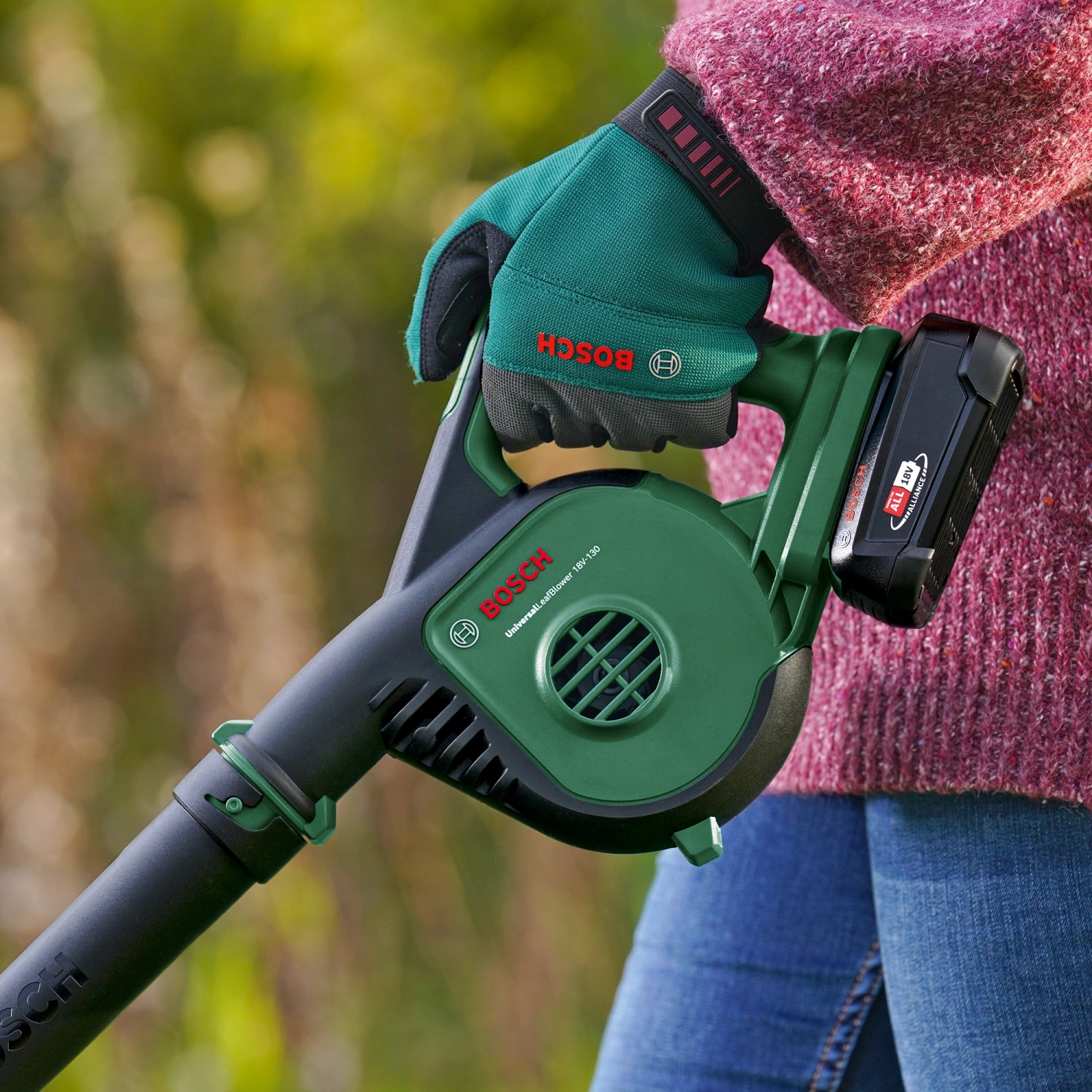 Bosch Akku-Laubbläser UniversalLeafBlow 18V, gehalten von einer Person mit Handschuhen.