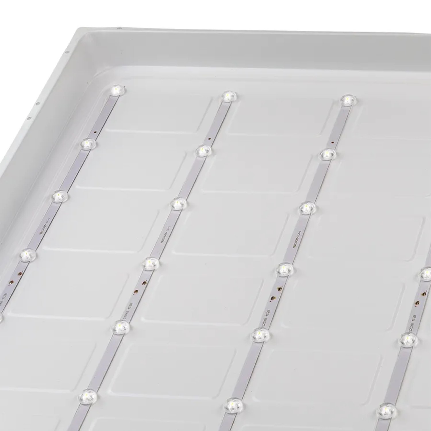 Innenansicht LUXULA LED Panel 62x62 cm mit sichtbaren LED-Reihen. Helle 6000K Kaltweiß Büro-Deckenleuchte.