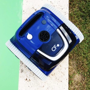 Blauer CF Kabelloser Poolroboter 400 CL für Pools bis 120m² auf Beckenrand.