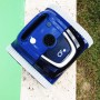 Blauer CF Kabelloser Poolroboter 400 CL für Pools bis 120m² auf Beckenrand.