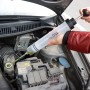 CCLIFE Ölabsaugspritze in Nutzung am Motorraum eines Autos.
