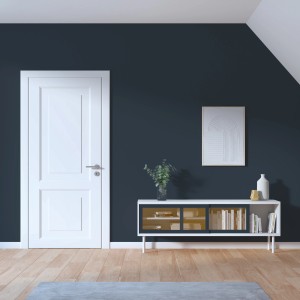 Raum mit CREATE! by OBI Wandfarbe Erik Indigoblau, matt, mit Tür, Kommode und Deko.