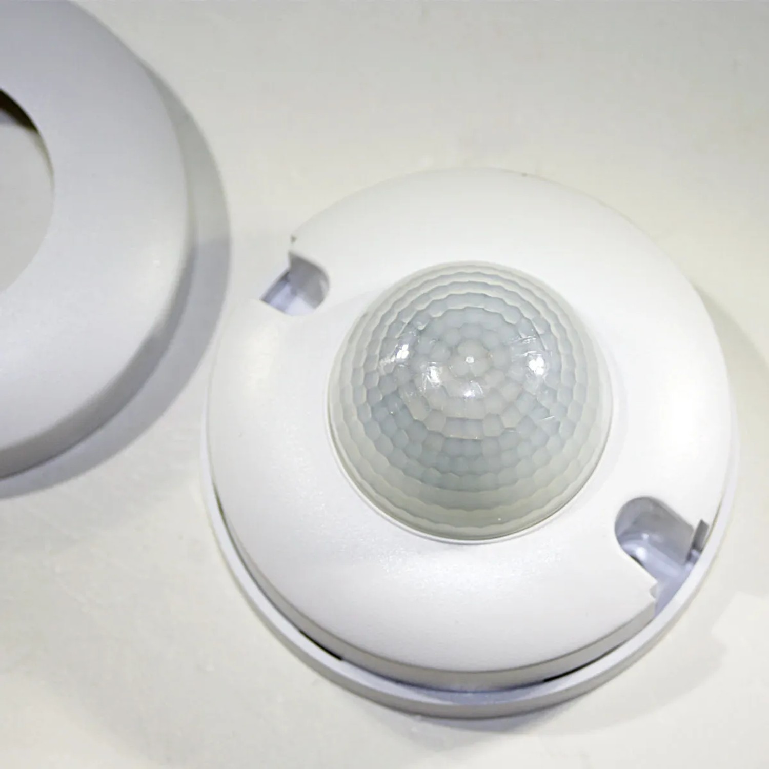 Goobay Bewegungsmelder AP mit 3-fach PIR Sensor, LED-geeignet, weißes Gehäuse.
