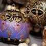 Detailreiche, schwarz-blaue Weihnachtskugel Byzanz von Krebs Glas Lauscha, 8 cm.