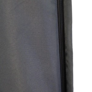 Dunkelgraue Sonnenschirm-Schutzhülle aus Polyester mit schwarzem Reißverschluss. Robuste Abdeckhaube.