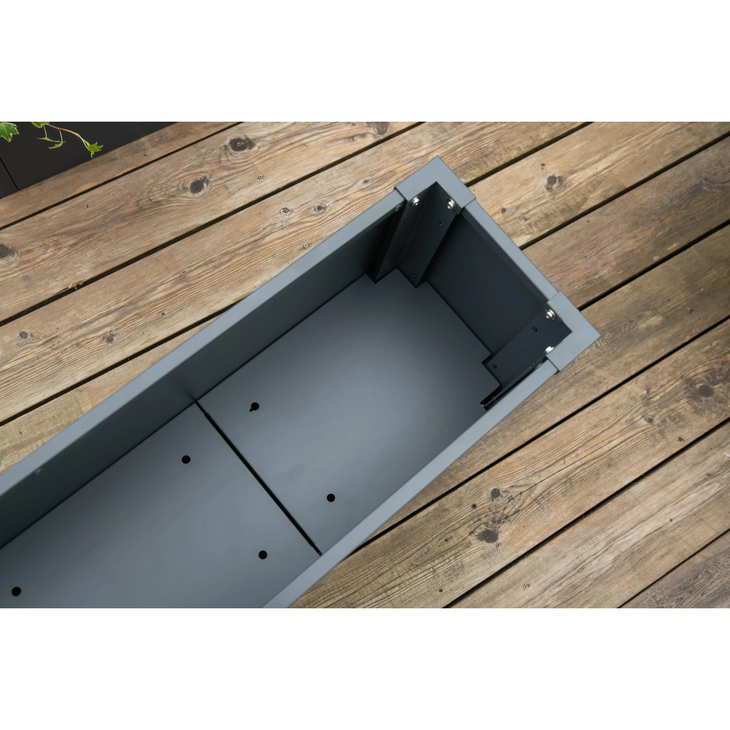 Leerer, anthrazitfarbener Westmann Pflanzkübel Talus XL aus Metall, Innenansicht auf Holzterrasse.