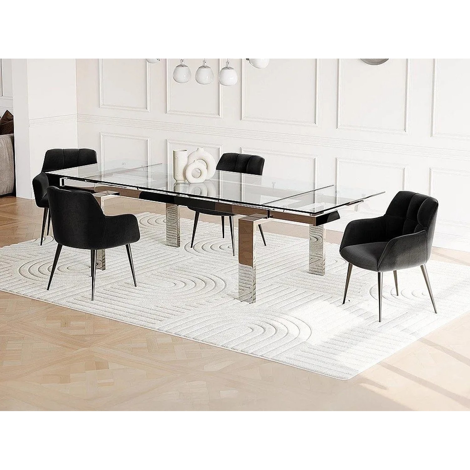 Erweiterbare Essgruppe Lubana: Glastisch transparent, silberfarbenes Gestell, schwarze Samtstühle.