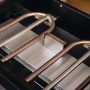 Detailaufnahme der U-förmigen Edelstahlbrenner des Enders Plancha-Grills Amaro 2.