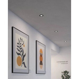 Schwarzer Eglo LED-Einbauspot Fueva 5, 11,7 cm Durchmesser, warmweißes Licht, montiert in Decke.