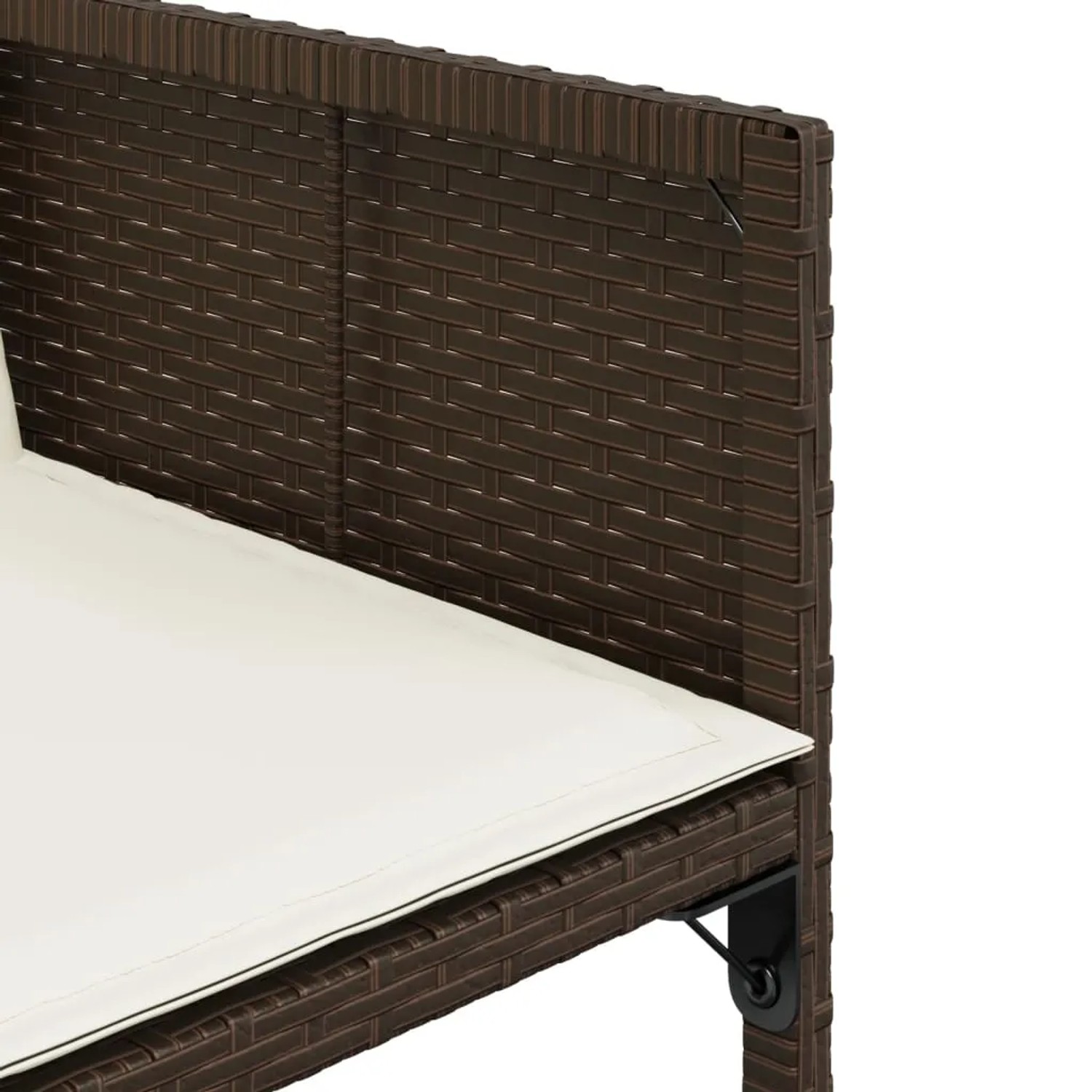 Detailansicht eines braunen Gartenstuhls aus Rattan mit cremefarbenem Kissen, Teil der vidaXL 11-tlg Essgruppe.