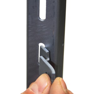 Detailaufnahme: Verzinktes U-Profil zur Holzaufnahme im 2er Set, Montage an Gabione.