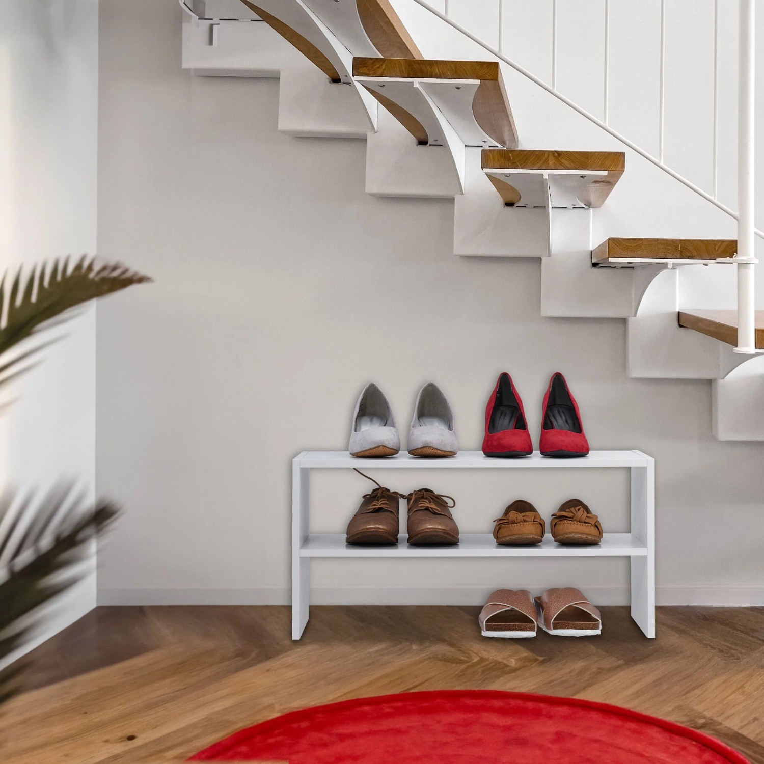 Weißes Relaxdays Schuhregal aus Spanplatte mit 2 Ablagen, stapelbar, unter Treppe. Platzsparender Schuh-Organizer.