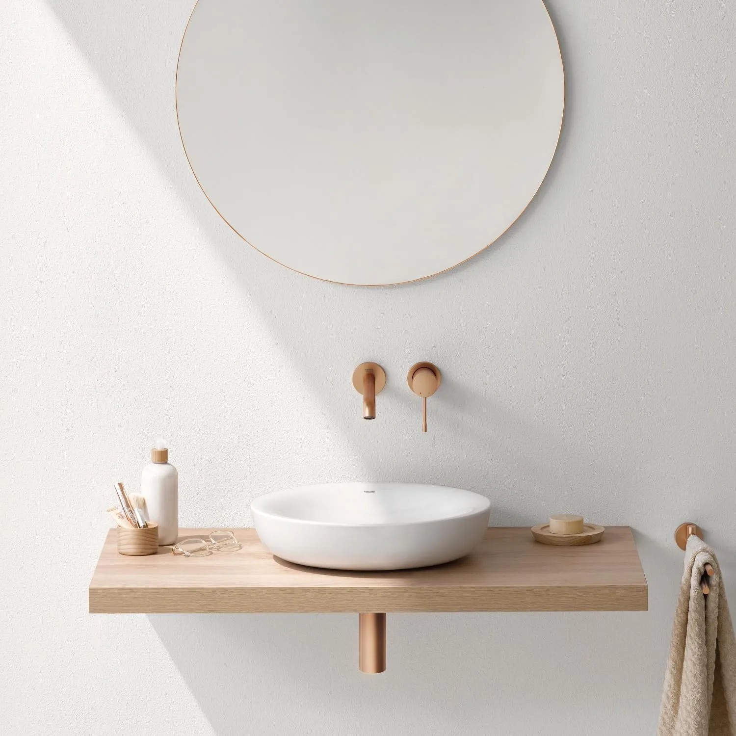 Grohe Essence 2-Loch Waschtischarmatur in Warm Sunset gebürstet an weißem Waschbecken.