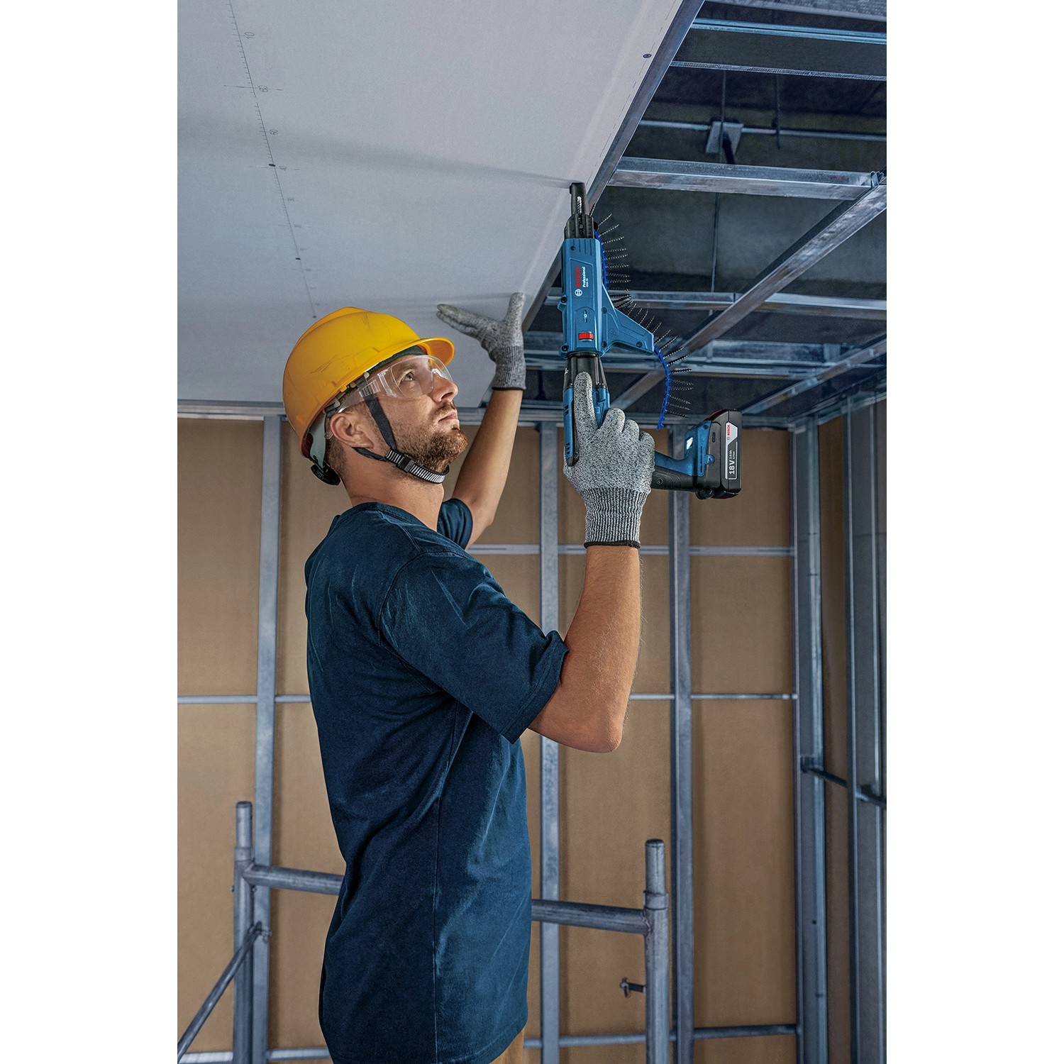 Handwerker mit Bosch Akku-Trockenbauschrauber GTB 18V-45 beim Deckenbau.