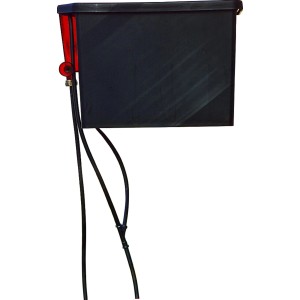 Juliana Vanlet Bewässerungsanlage für Gewächshäuser mit Behälter und Schläuchen.