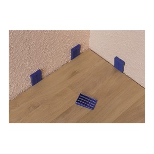 LUX Kunststoffkeile Classic im Einsatz: Abstandshalter für Bodenverlegung, blaue Farbe.