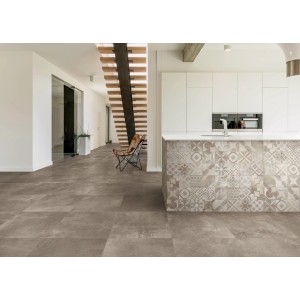 Verlegte, matte Feinsteinzeug Bodenfliese Vesuvio Taupe, 60,5x60,5 cm, in modernem Wohnraum mit Küche.