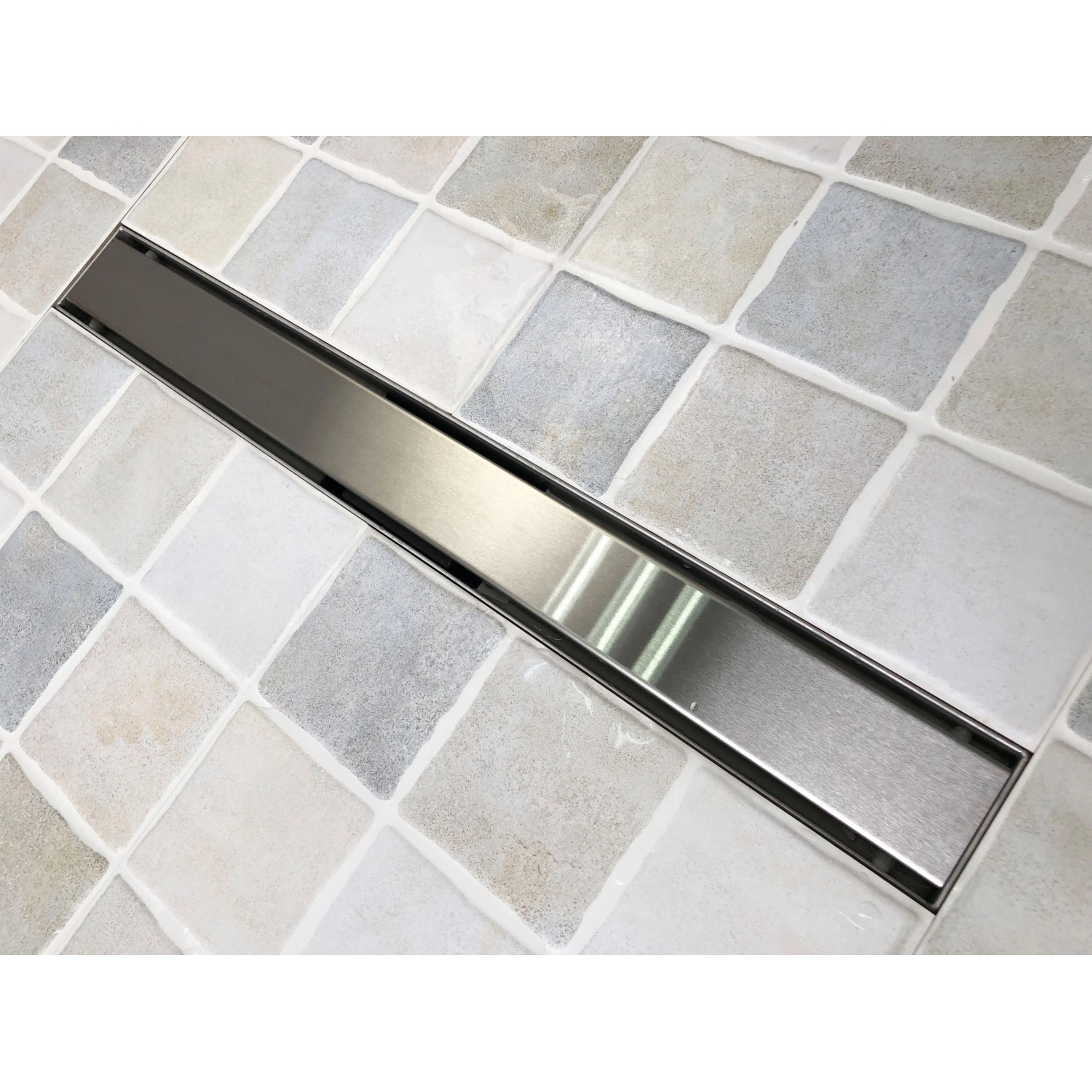 Verosan+ Duschrinne Lech 80 cm aus Edelstahl, eingebaut in gefliestem Duschbereich.