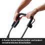 Detailaufnahme: Hände bedienen den 2-Punkt-Sicherheitsschalter der Einhell Akku-Bodenhacke.
