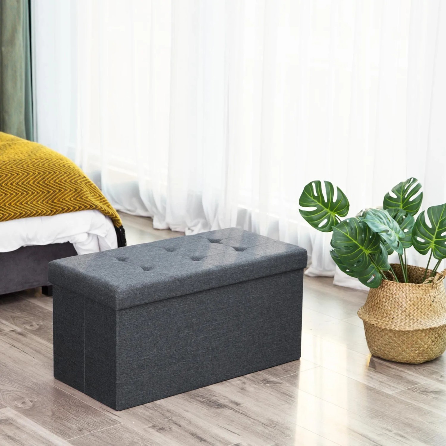 Dunkelgraue Songmics Bank mit Stauraum (76x38x38cm) als Schuhbank im Raum.