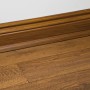Holzfarbener D-Line Kabelkanal (22x22 mm) mit Holzfasern an Wand und Boden.