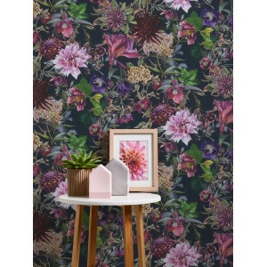 Vliestapete mit Blumenmuster in Grün und Schwarz. Dekorative Tapete mit floralem Design.