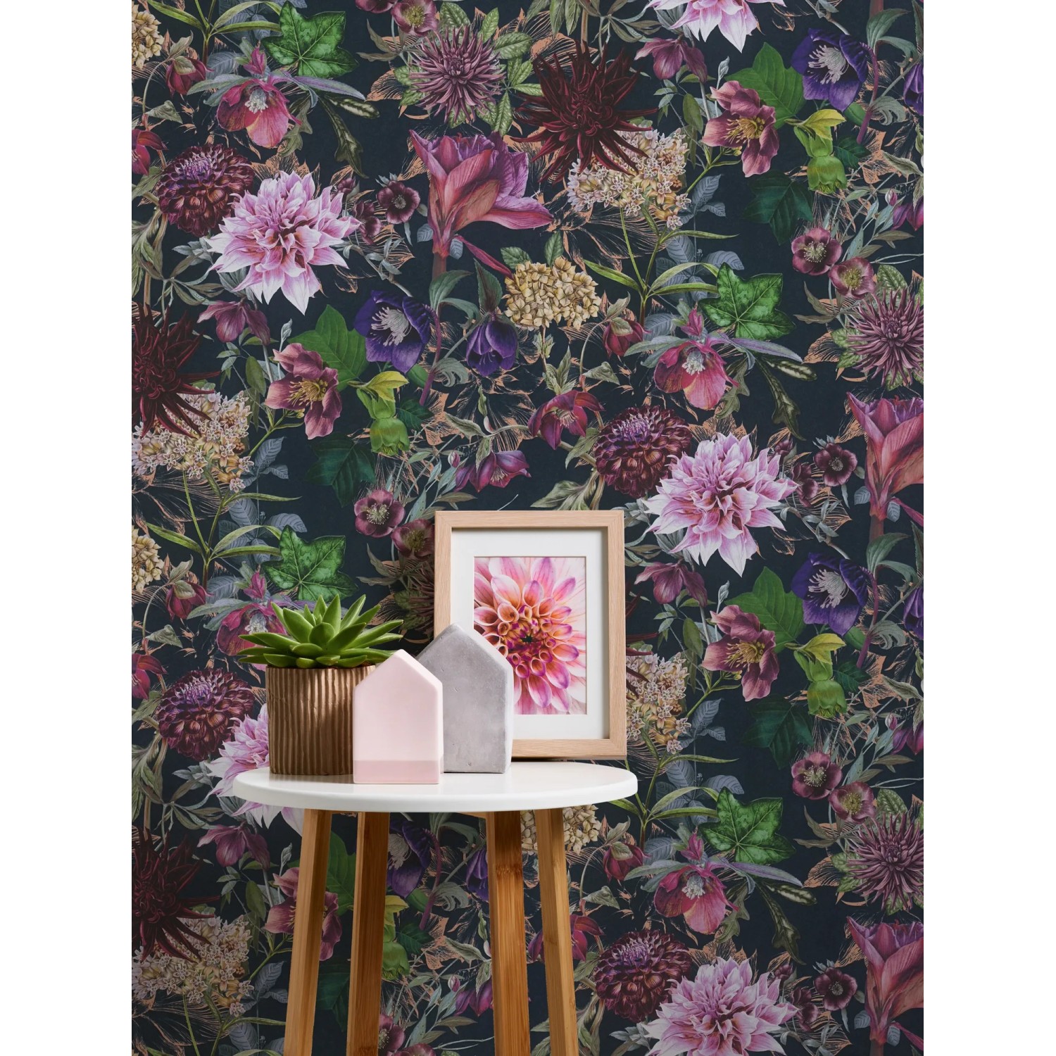 Vliestapete mit Blumenmuster in Grün und Schwarz. Dekorative Tapete mit floralem Design.