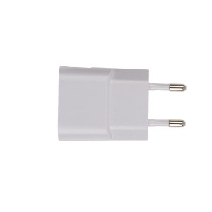Weißer USB-Ladeadapter für 230V Steckdose, kompakt und leicht.