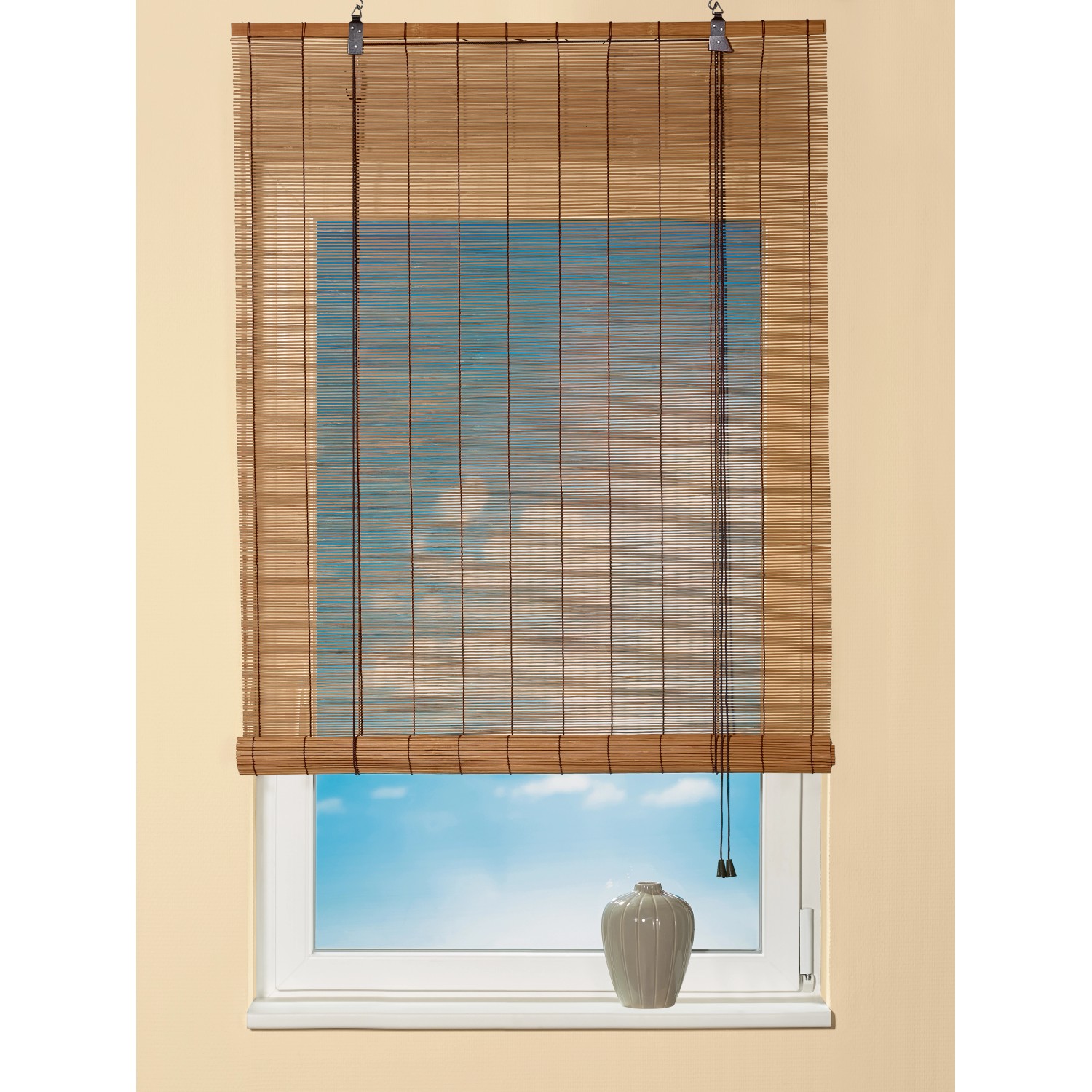 OBI Bambus-Raffrollo, 100x160 cm, dunkle Eiche, am Fenster mit Zugschnüren.