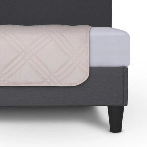 Beige Bestlivings Tagesdecke mit Rautenmuster auf einem Bett.