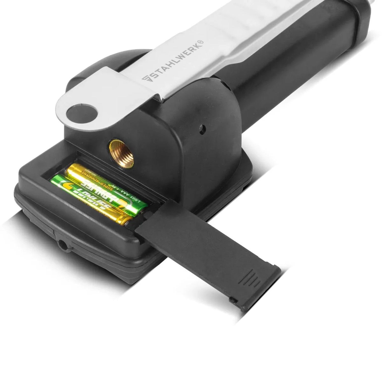 STAHLWERK Digitale Reifenfüllpistole: Offenes Batteriefach mit zwei AAA-Batterien. Präzise Druckluftmessung.