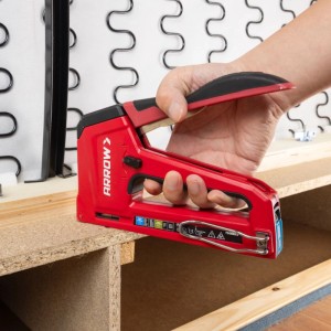 Roter Arrow Handtacker T50 RED2 für Klammern und Nägel in Aktion.