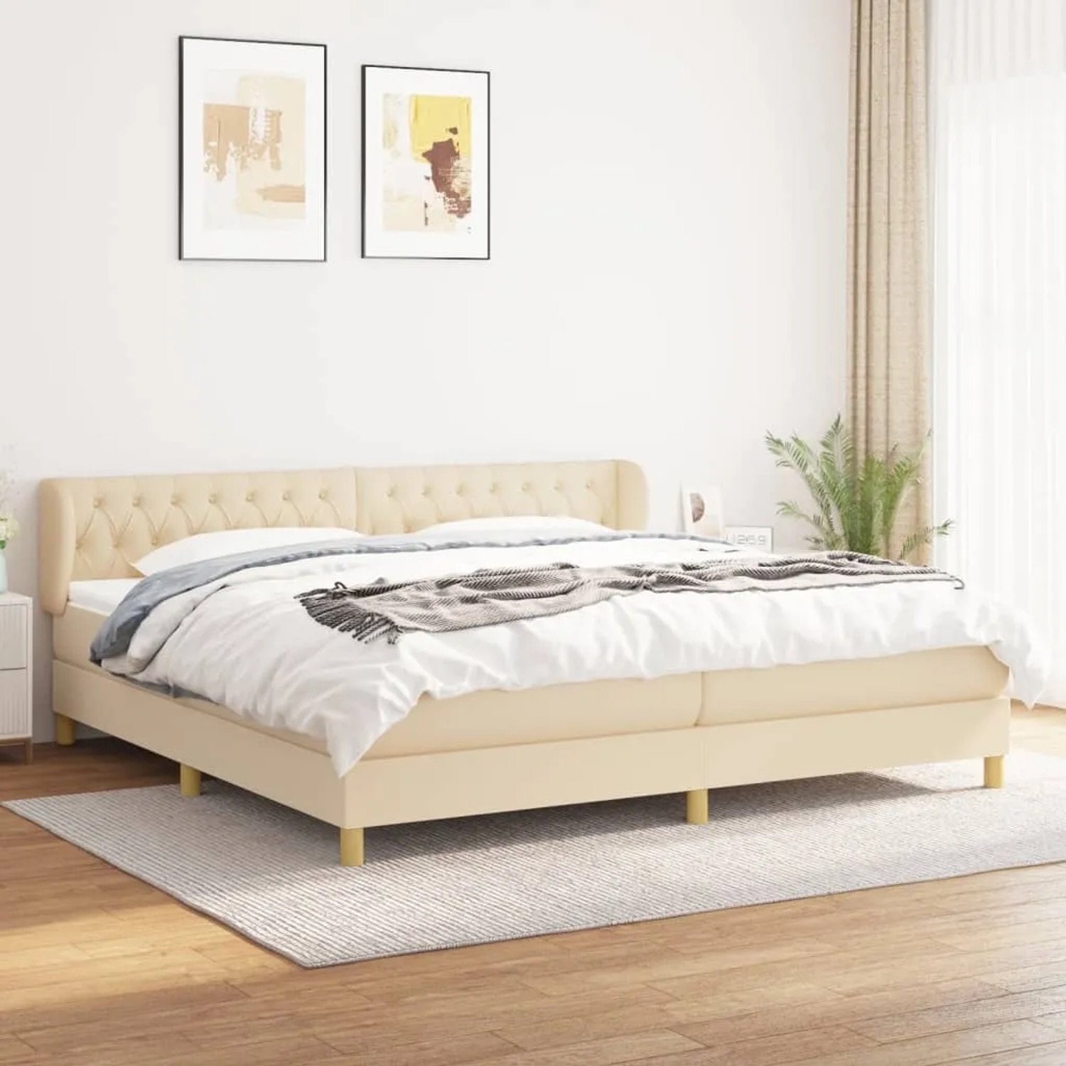 Elegantes Boxspringbett in Creme (200x200 cm) mit Matratze und Stoffbezug für Schlafzimmer.