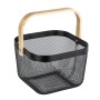 WENKO Badaufbewahrung Bambusa, schwarzer Stahlkorb mit hellem Holzgriff.