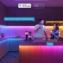Govee RGBIC LED-Streifen in Küche mit Sprachsteuerung und farbiger Beleuchtung.