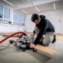 Mann schneidet Holz mit Metabo Kappsäge KGS 216 M Set. Zug-, Kapp- & Gehrungssäge im Einsatz.