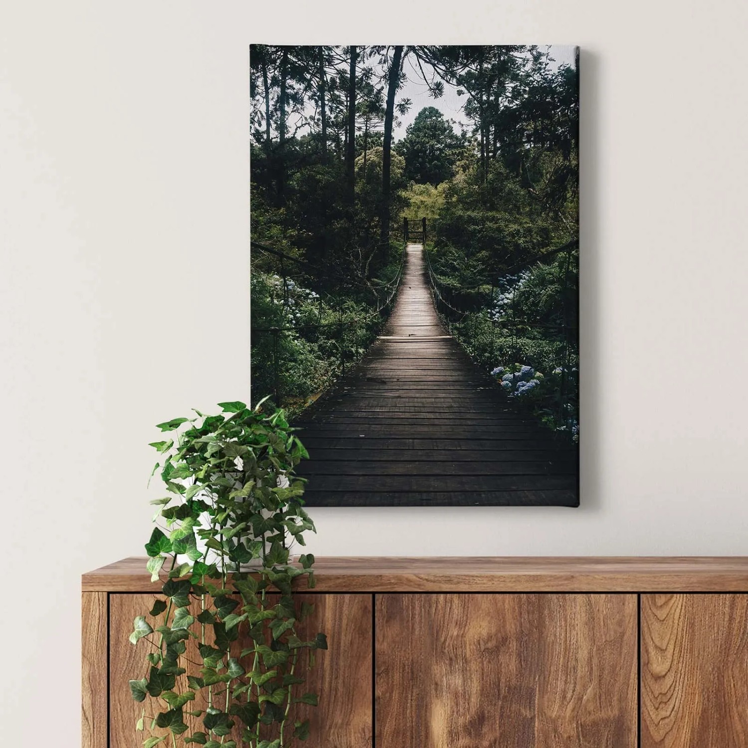 Bricoflor Leinwandbild: Hängebrücke im Dschungel, grünes Wandbild für Flur und Schlafzimmer.