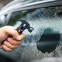Hand mit LUX Multi-Tool Hammer Messer schlägt Autoscheibe ein.