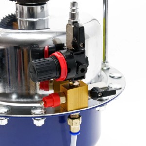 Xpotool Druckluft Bremsenentlüfter: Detailansicht von Druckregler, Anschlüssen, verchromtem Tank. Für Bremsflüssigkeit Wechsel.