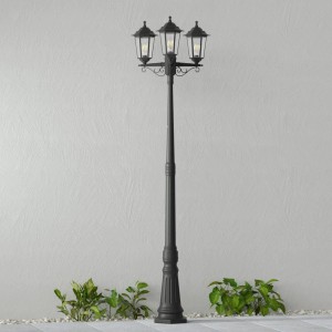 Schwarze Lindby Mastleuchte Nane im Retro-Design mit 3 Leuchten für den Außenbereich.